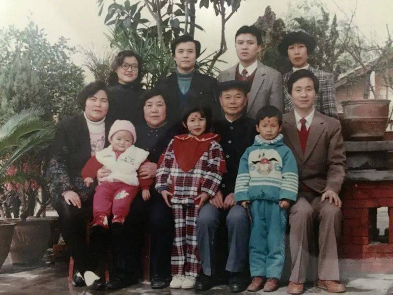 徐佳祺爷爷六十大寿时全家人回到汉中拍的全家福，那时她（前排左二）才1岁多