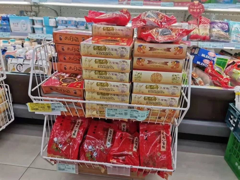 每到春节前超市货架上也陈列了各个品牌的八宝饭/顾筝 摄