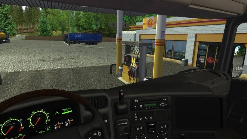 玩《欧洲卡车模拟器》就得切换到驾驶室内视角才能体会到那种开卡车的感觉<br>