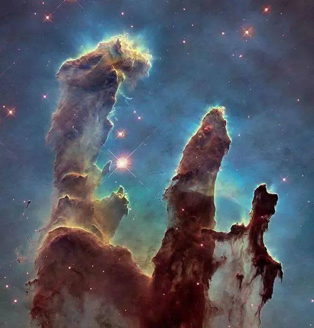 20世纪天文学最具标志性的图片：“创世之柱”(Pillars of Creation) ，由美国太空总署用哈勃太空望远镜拍摄于1995年，照片中的天体为 6500 光年以外的天鹰星云，即“M16星云”。图源NASA。