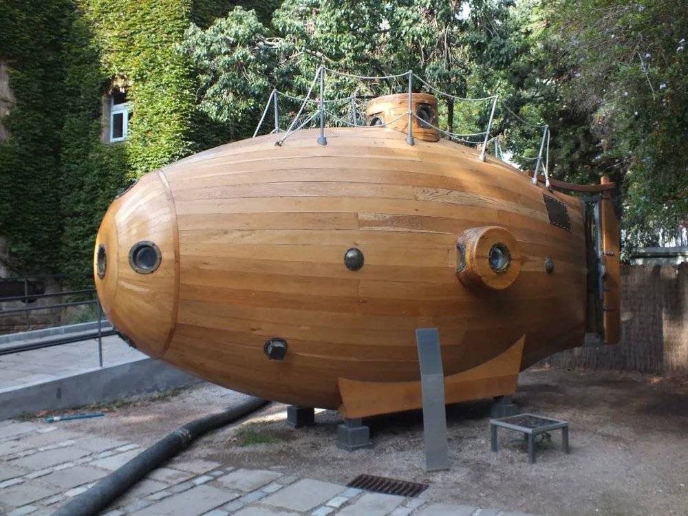 巴塞罗那海事博物馆收藏的第一艘“鱼形艇”的复制品丨来源：马之恒/摄影<br label=图片备注 class=text-img-note>
