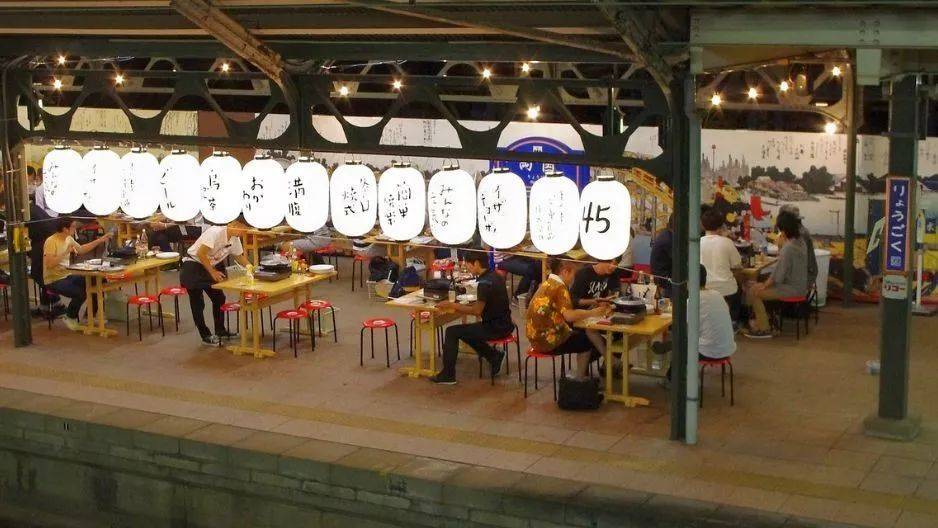 △日本人组团在铁路站台上吃饺子/triplisher<br>
