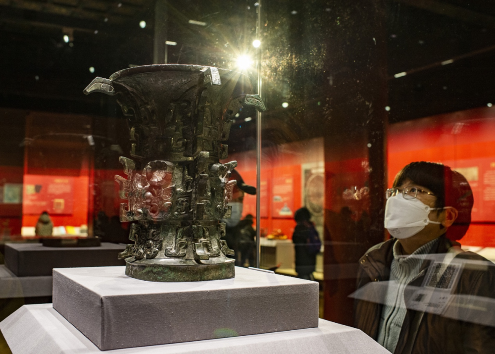 2022年1月26日，“何以中国”展在北京故宫博物院举行，观众欣赏宝鸡青铜器博物院藏西周文物“何尊”。图｜中新社<br>