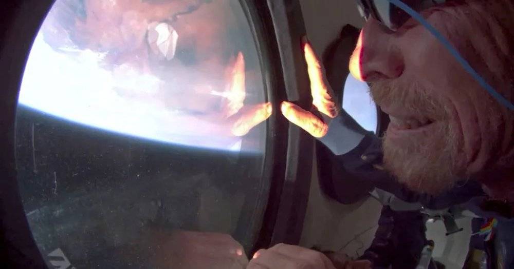 理查德·布兰森在去年7月飞向太空边缘。期间他从维珍银河的VSS Unity客运飞船上观察地球。图片来自：Virgin Galactic