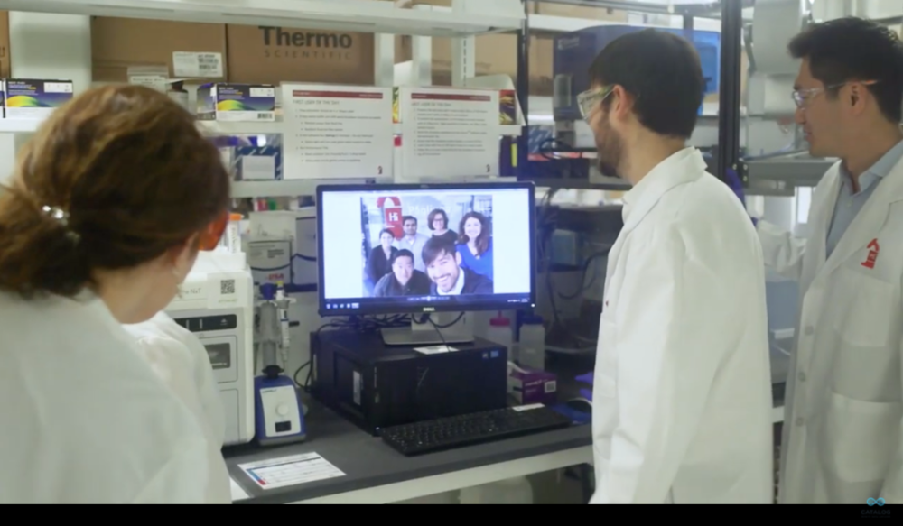 Catalog团队用自己的DNA存储技术 “刻录” 了一张团队的自拍合影。<br label=图片备注 class=text-img-note>