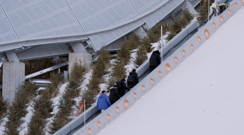 为顺利完成检修工作，技术运维人员徒步走上雪如意的陡坡。<br>