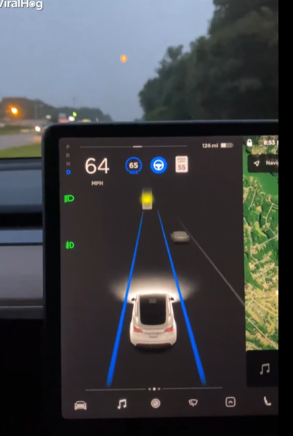 FSD Beta 9 将月亮误认为信号灯 图片来源：Jordan Nelson