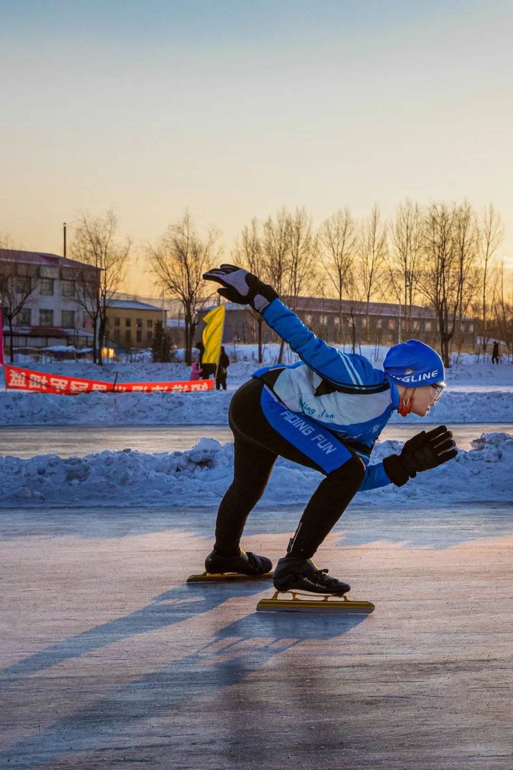 万宝公园冰场，七台河市民在滑冰。摄影/徐淑君