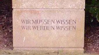 希尔伯特墓碑上的德文：我们必须知道，我们必将知道<br>