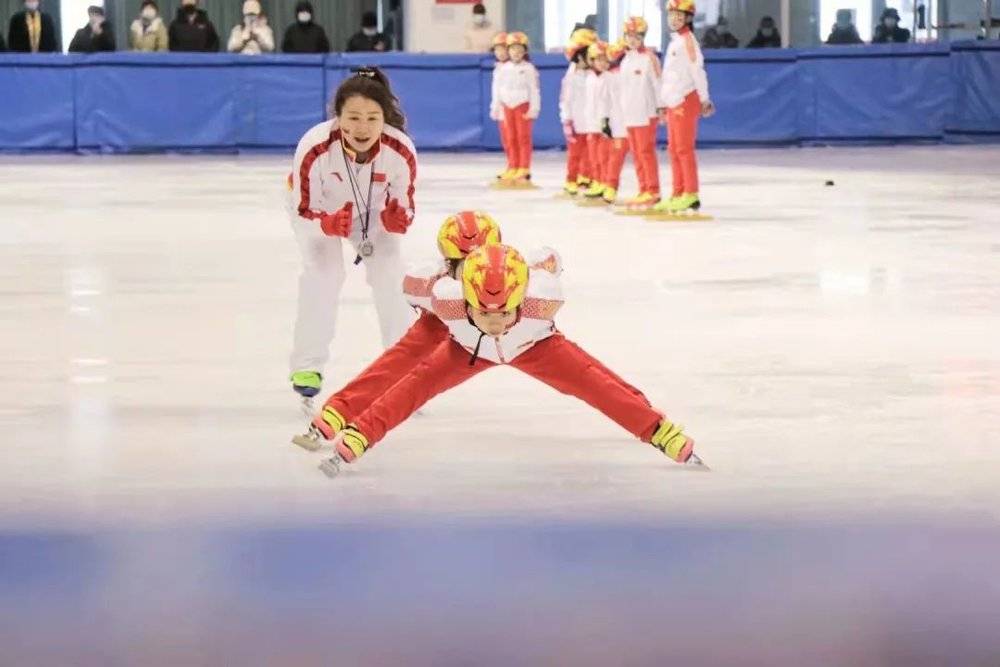 赵小兵教练在冰场辅导孩子训练。<br>