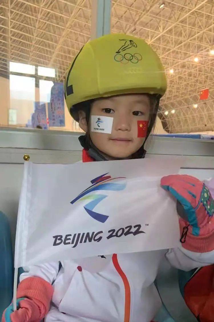 高睿含骄傲地展示一面北京冬奥会旗帜。