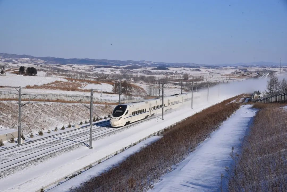 连接牡丹江与佳木斯的雪国列车。<br>