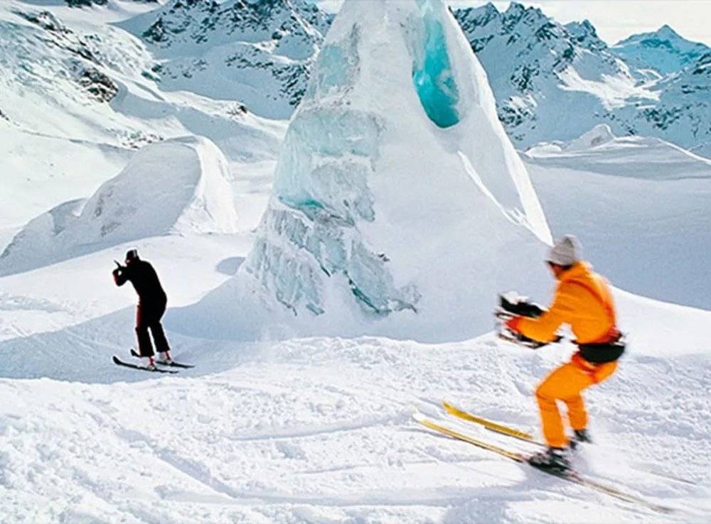 ■ 1985 年，007 电影《雷霆杀机》中出现的滑雪场景<br>