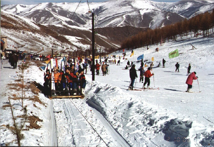 ■ 有了拖牵索道后的塞北雪场又迎来了一个高峰