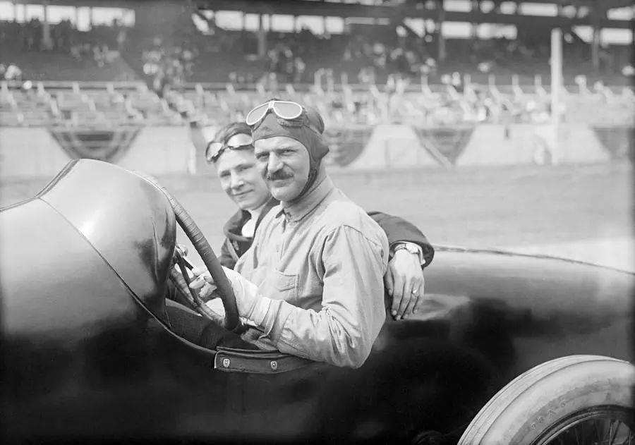 路易斯·雪佛兰（右）和他的赛车
