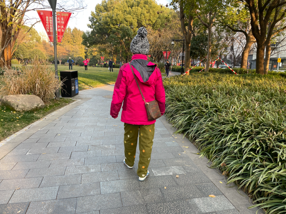 穿这种火龙果色冲锋衣的上海阿姨，你一定见到过