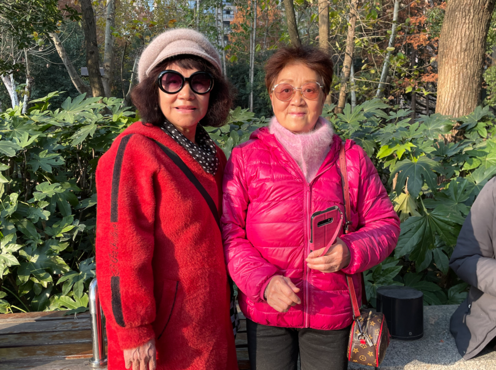 王阿姨（右）和她的小姐妹穿得都很鲜艳