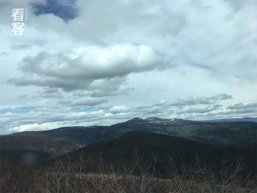 后来我们去矿上要走的山路，远远能看到阿拉斯加的山巅