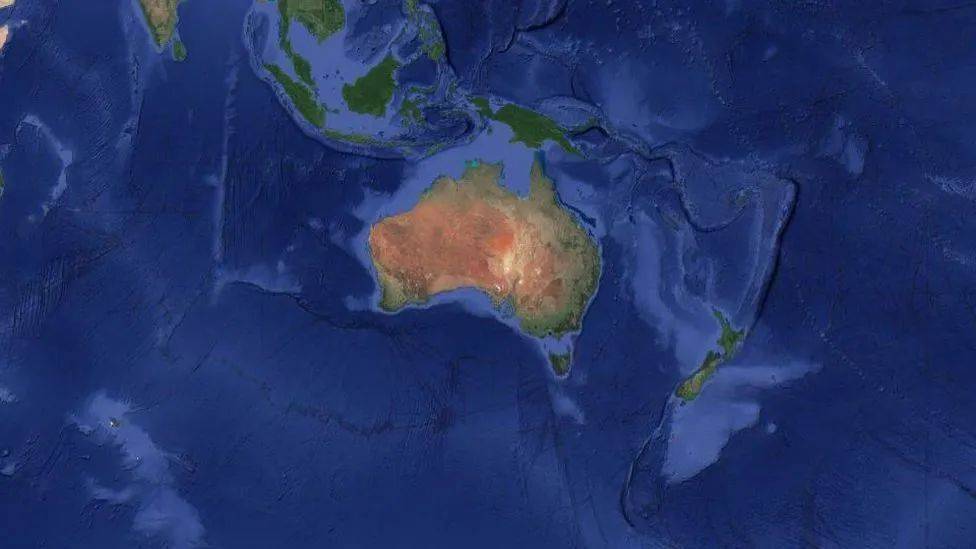 借助卫星数据，我们就能看出西兰大陆的大致模样——澳大利亚东侧浅蓝色的倒三角区域。© 地质与核科学研究院有限公司（GNS Science）<br>