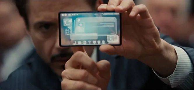 《钢铁侠 2》中的 LG 透明手机（2010 年）<br label=图片备注 class=text-img-note>