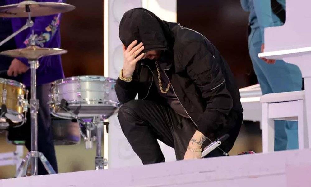 Eminem 单膝跪地，声援卡佩尼克及 NFL 种族平等运动/截图<br>