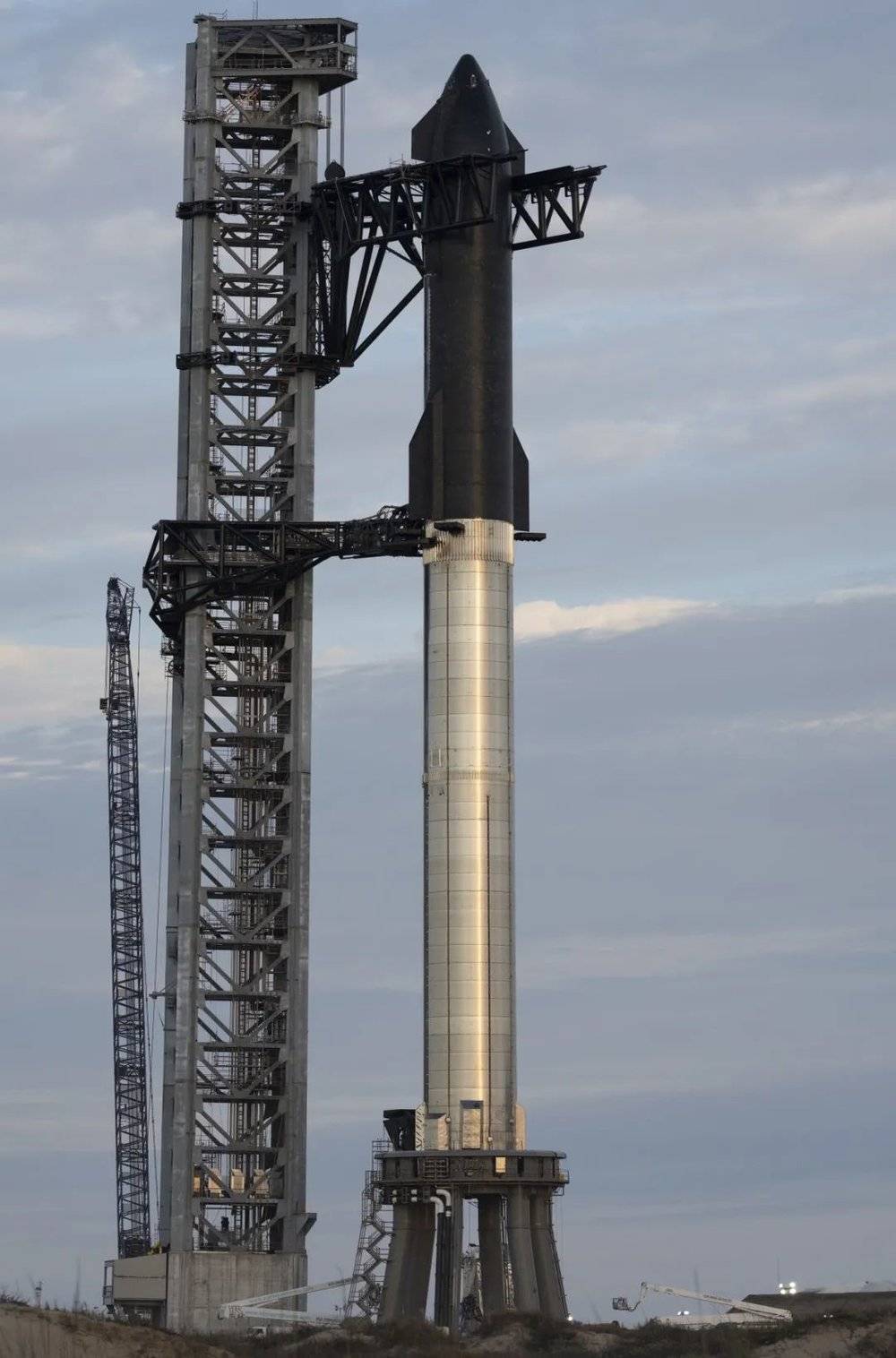 轨道发射塔上夹住上边星舰飞船的，就是“筷子” | SpaceX<br>
