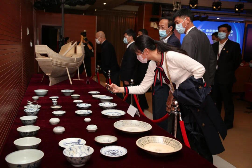 2020年10月，100件“泰兴号”清代沉船出水瓷器入藏中国航海博物馆。（图：中国航海博物馆）<br>
