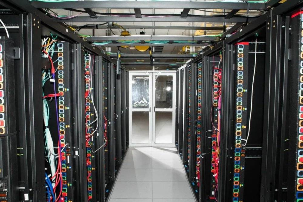 位于 Cheyenne 的超级计算机连接到一个由 22 个图形处理器组成的专业集群，一旦在计算过程中出现故障，可能会消耗几个世纪的模拟计算机时间