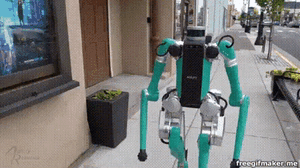 Digit型号机器人，行走在美国俄勒冈州的街头。