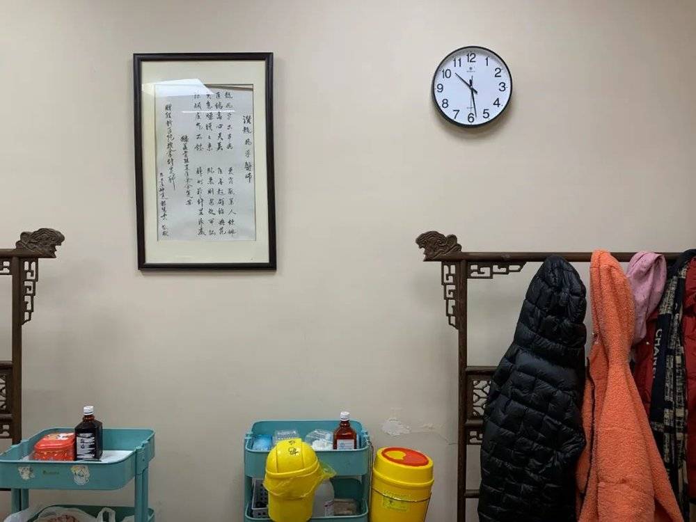 诊室的陈设简单实用中式的木架用来给患者们挂衣服