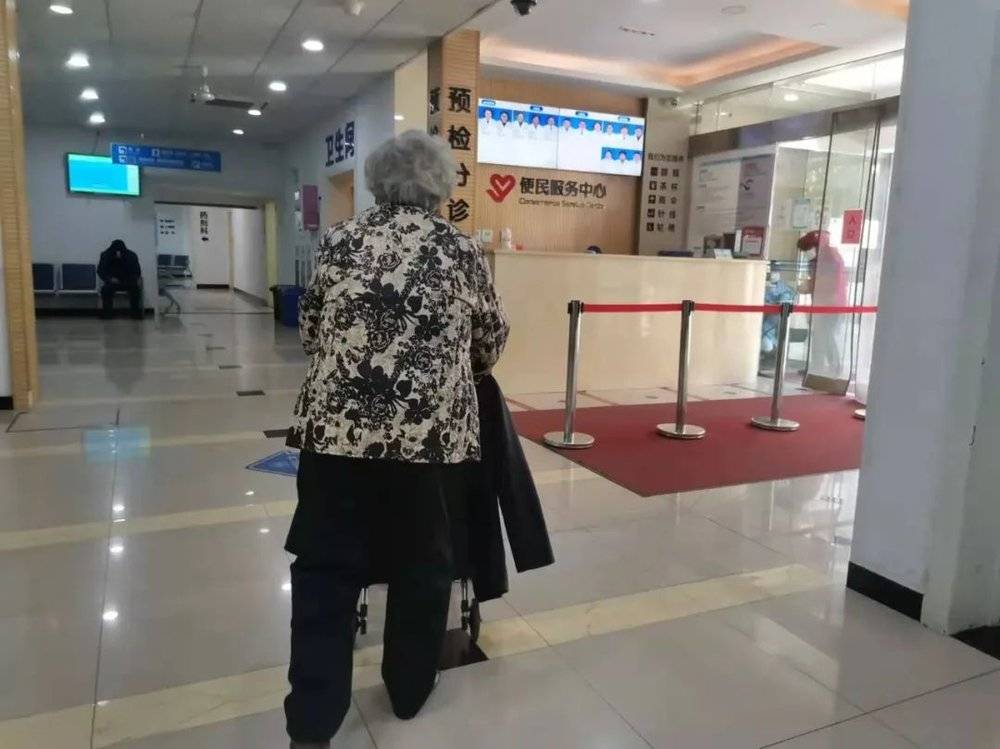 83岁的冯阿姨“柱”着小推车把自己送来了医院