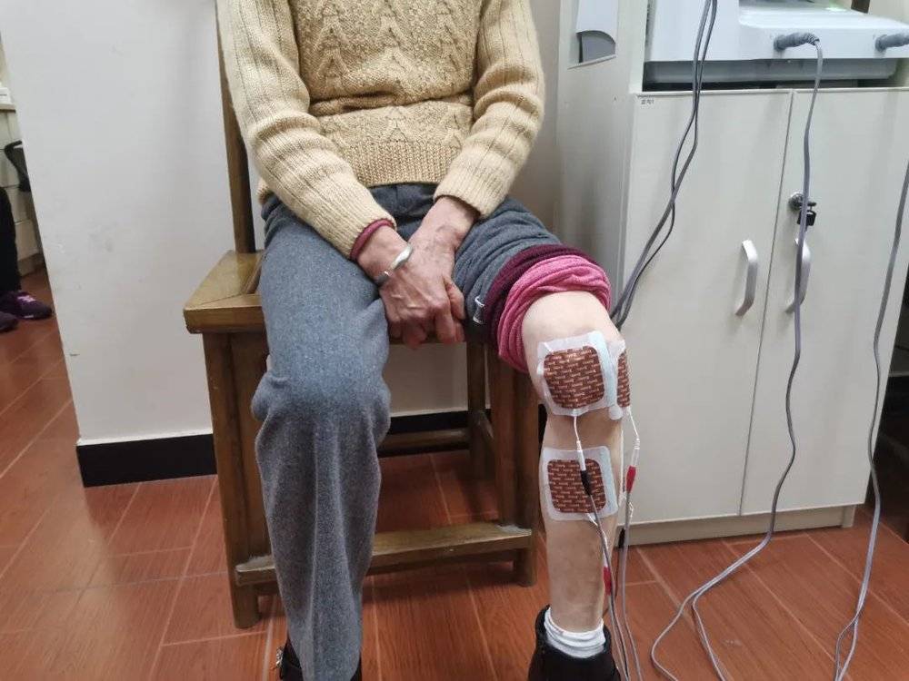 这位75岁的阿姨左腿突然无力，有些猝不及防