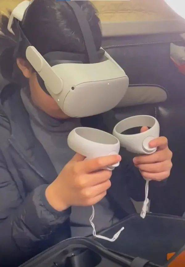 momo使用VR眼镜和手柄。/受访者供图<br>