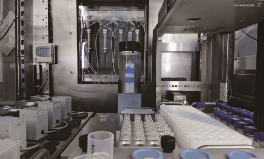 图1 IBM的RoboRXN化学实验室系统合成分子的实时照片。在图的左下方，可以看到自动合成工作站6 个反应室中的几个。右边带着蓝色瓶盖的是装有配料的广口瓶。来源：IBM RoboRXN for Chemistry，经许可<br>