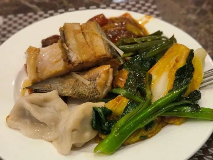 我的年夜饭：好像吃了些什么，又好像什么都没吃。/睿宝 摄 <br>