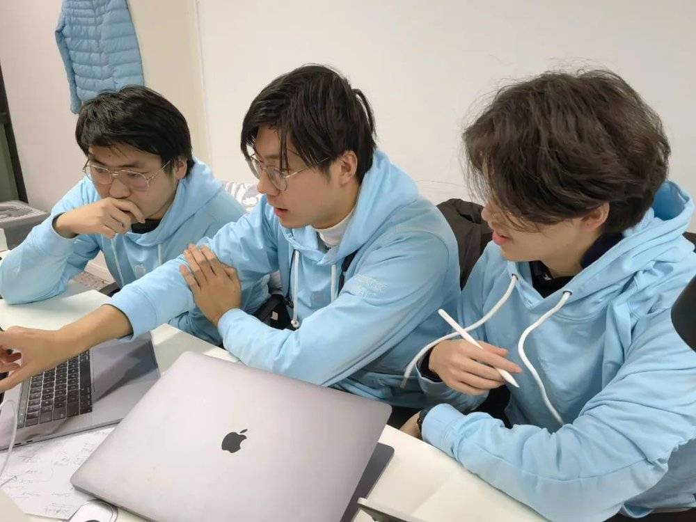 三人在项目讨论中（从左至右以此为：李想、王振阳、徐瑞柏）