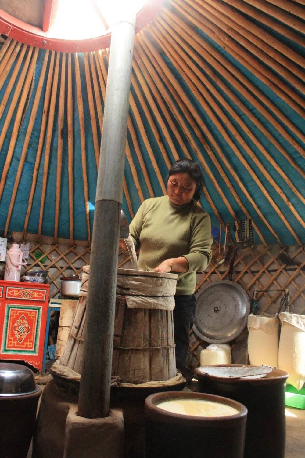 ●正在做奶食品的牧民妇女。<br label=图片备注 class=text-img-note>