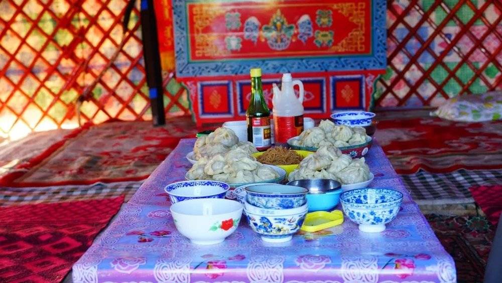 ●蒙古族牧民酷爱面食，包子皮通常是烫面做的，皮薄个小。<br label=图片备注 class=text-img-note>