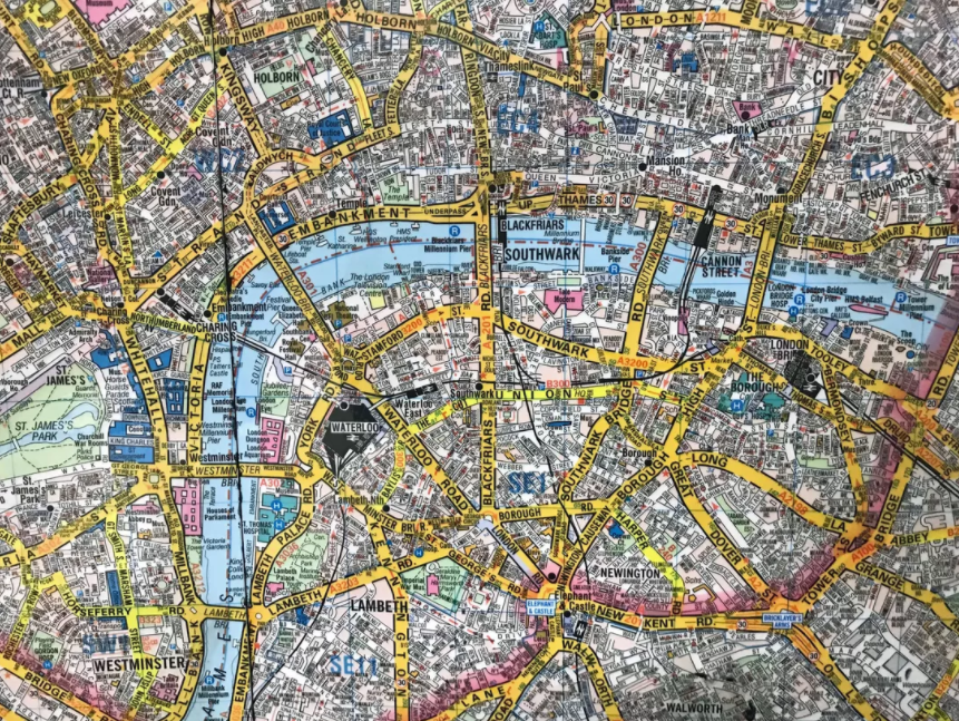 有媒体称伦敦地图“像是一锅意大利面掉在了地板上”<br>