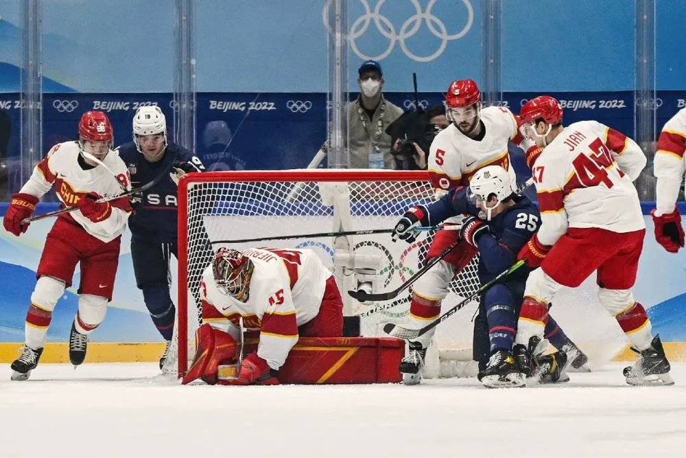 中国男冰队在北京冬奥会冰球赛场<br>
