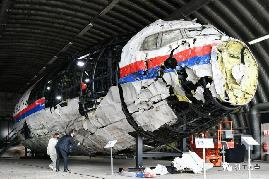 荷兰调查组将MH17航班残骸重组，在飞机蒙皮上清晰可见防空导弹弹片留下的弹孔<br>