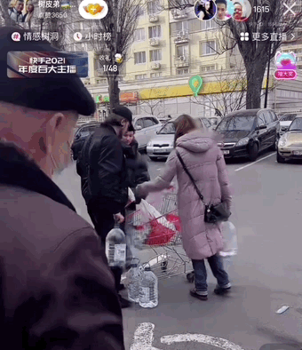 敖德萨街头，囤物资的人。图源快手用户@乌克兰奥德萨户外直播