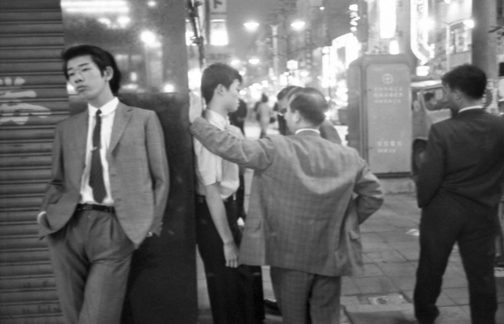 1964年9月12日，日本警方在街头抓捕御幸族<br label=图片备注 class=text-img-note>