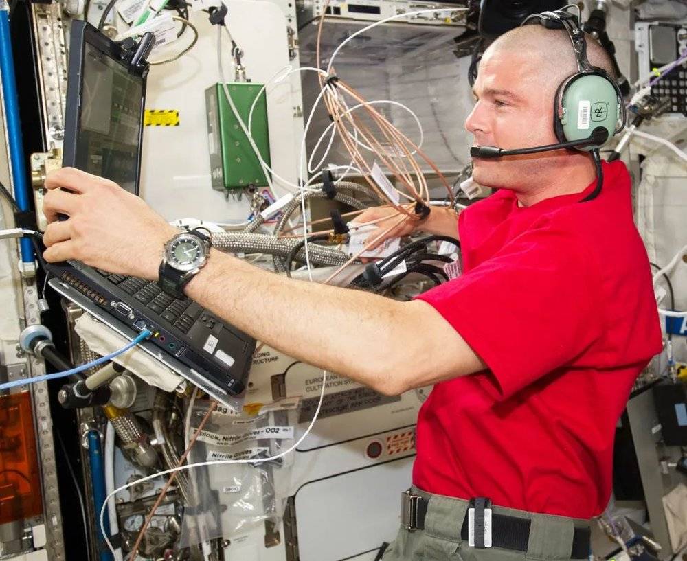 宇航员 Reid Wiseman（呼号 KF5LKT）在 2014 年 6 月与 HAM 通联丨NASA