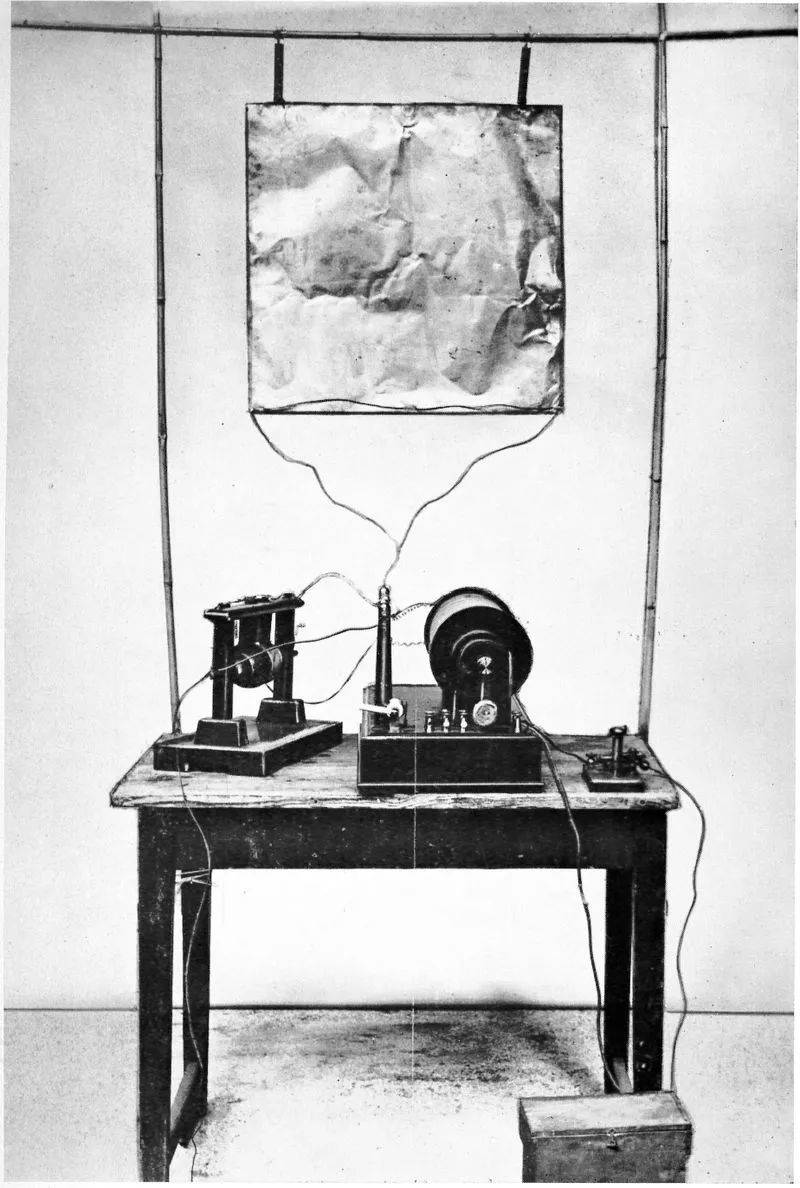 马可尼建造的第一个无线电发射器，可以通过摩尔斯电码传输无线电信号丨维基百科<br>