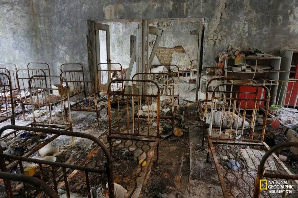 生锈的床被遗弃在乌克兰普里皮亚季（曾是为切尔诺贝利员工建造的小城）的一所学校内。