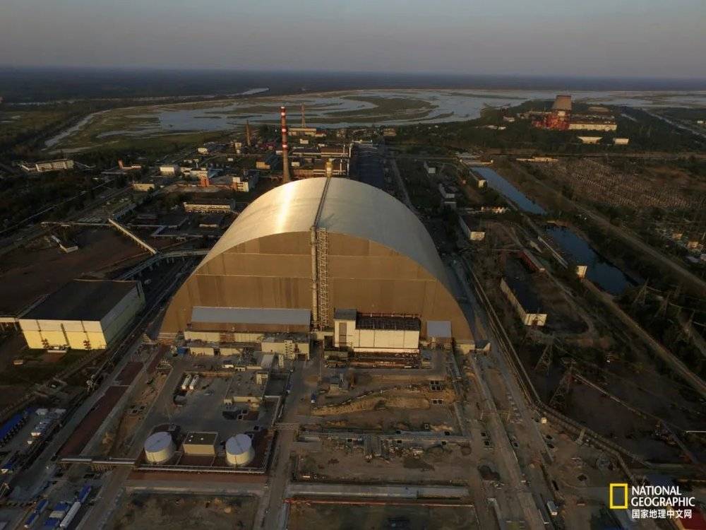 自2016年以来，一个新的安全封闭结构——“钢棺”盖在了切尔诺贝利核电站4号反应堆的残骸之外。