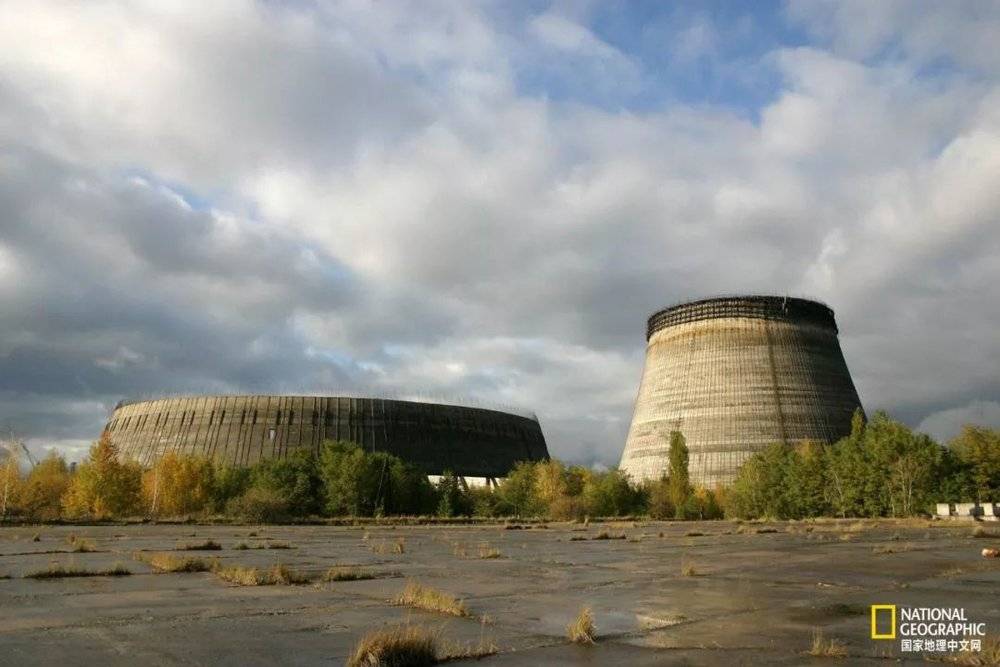 废弃核电站中仍矗立这未完工的5号、6号核反应堆冷却塔。<br>