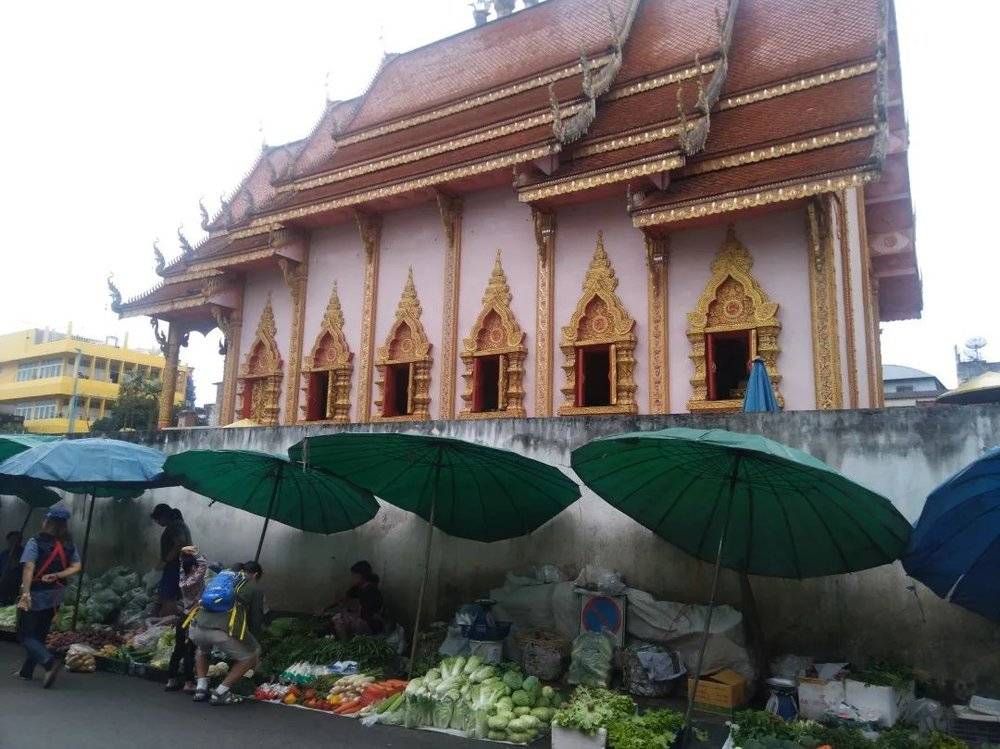 ●泰国清莱位于寺庙外的一个街头菜市场。图：食通社<br>