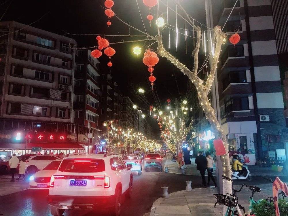 玉林西路街景，实际这条路上的商铺不多，美食多集中在小巷里，大量游客来此打卡，却较少被其它商铺吸引驻留